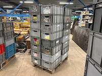 Kunstof bakken op pallet (32x) - afbeelding 2 van  2