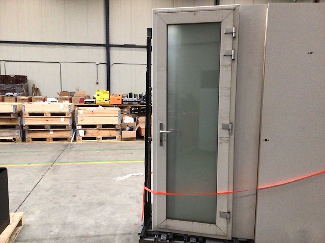 Kunstof kozijn met deur - afbeelding 1 van  2