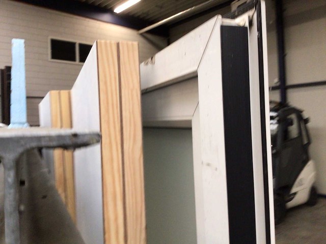 Kunstof kozijn met deur - afbeelding 2 van  2