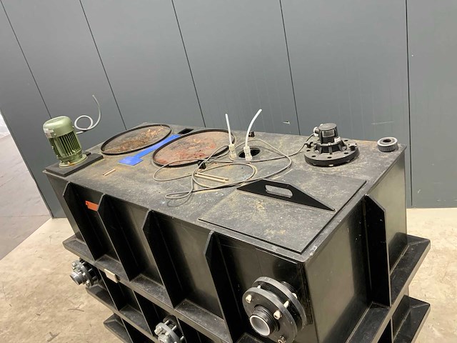 Kunstof watertank met roerwerk - afbeelding 2 van  3