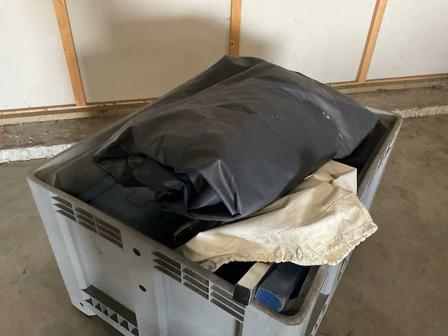 Kunstofbak met zeilen - afbeelding 2 van  3