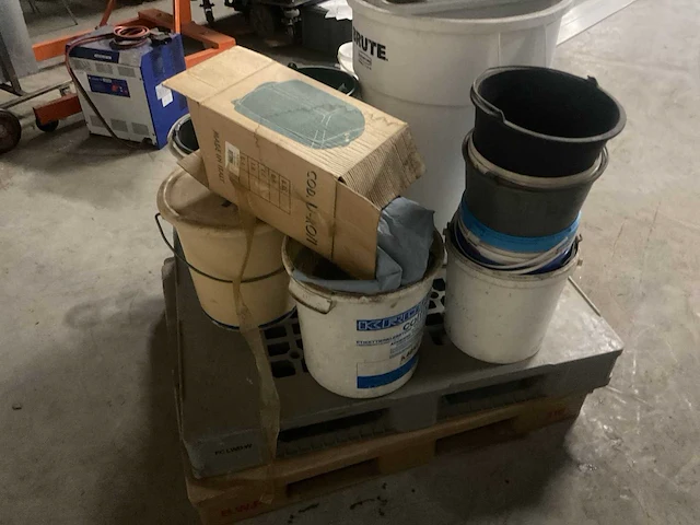 Kunstofpallets en diverse emmers - afbeelding 4 van  4