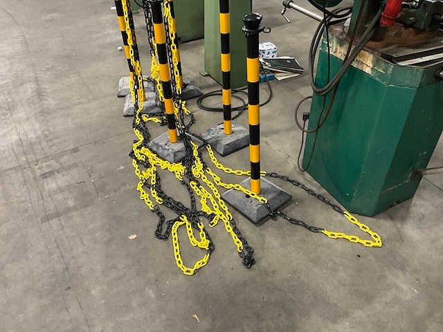 Kunstof/reflecterend afzetpalen met ketting - afbeelding 2 van  3