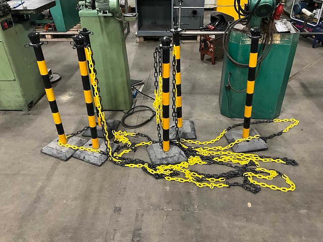 Kunstof/reflecterend afzetpalen met ketting - afbeelding 3 van  3