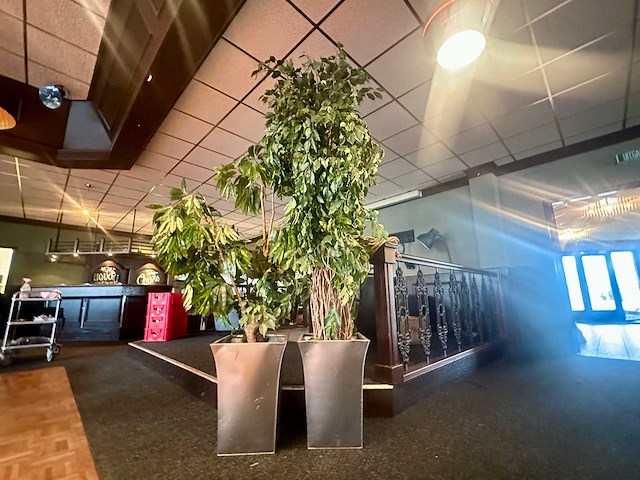 Kunstplant in metalen plantenbak (2x) - afbeelding 1 van  4