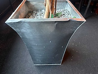Kunstplant in metalen plantenbak - afbeelding 2 van  4