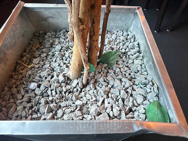 Kunstplant in metalen plantenbak - afbeelding 3 van  4