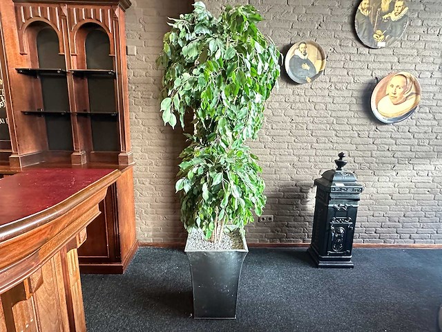 Kunstplant in metalen plantenbak - afbeelding 1 van  3