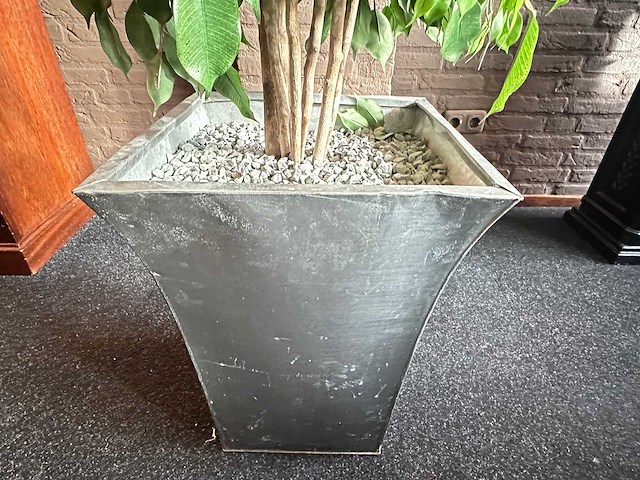Kunstplant in metalen plantenbak - afbeelding 3 van  3