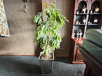 Kunstplant in metalen plantenbak - afbeelding 1 van  3