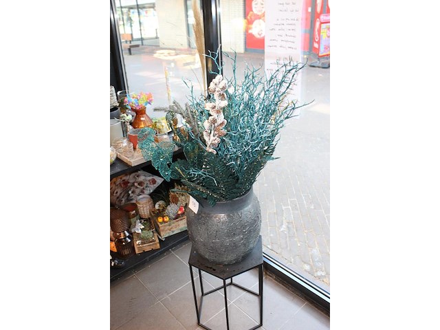 Kunstplant in pot op metalen pilaar. hoogte 130 cm. - afbeelding 2 van  2