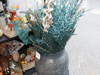 Kunstplant in pot op metalen pilaar. hoogte 130 cm. - afbeelding 2 van  2