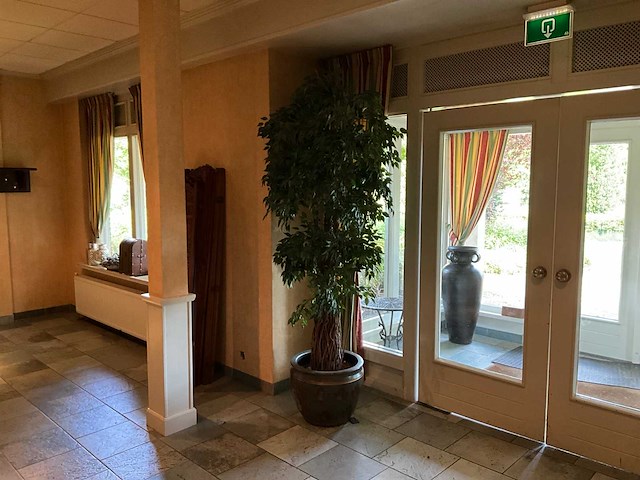 Kunstplant in pot - afbeelding 1 van  6