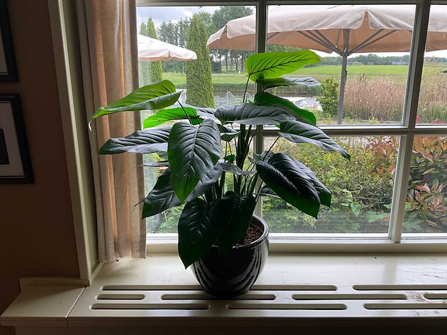 Kunstplant in pot - afbeelding 1 van  5
