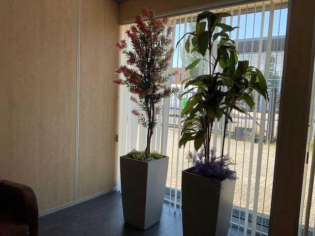 Kunstplant in pot - afbeelding 1 van  4