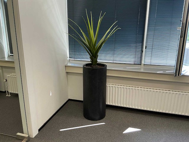 Kunstplant in pot - afbeelding 1 van  5