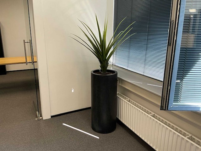 Kunstplant in pot - afbeelding 2 van  5