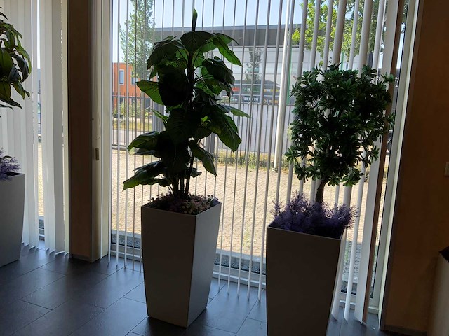 Kunstplant in pot - afbeelding 1 van  4