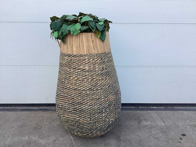 Kunstplant in rattan mand - afbeelding 1 van  3