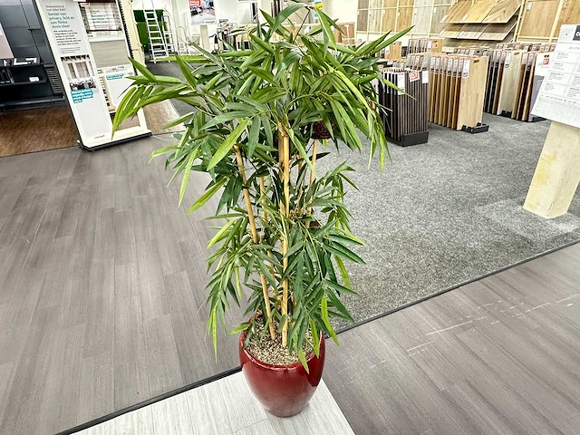 Kunstplant in stenen pot - afbeelding 1 van  3