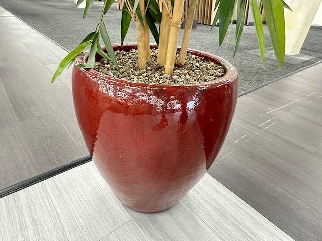 Kunstplant in stenen pot - afbeelding 2 van  3