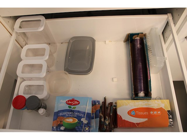 Kunststof bakjes en disposables in 2 laden. - afbeelding 1 van  2