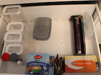 Kunststof bakjes en disposables in 2 laden. - afbeelding 1 van  2