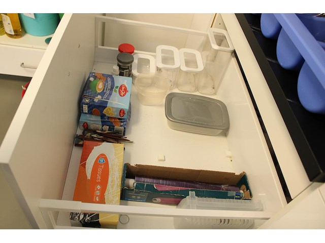 Kunststof bakjes en disposables in 2 laden. - afbeelding 2 van  2