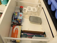 Kunststof bakjes en disposables in 2 laden. - afbeelding 2 van  2