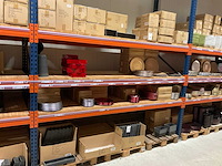 Kunststof bakken, vazen en schalen.