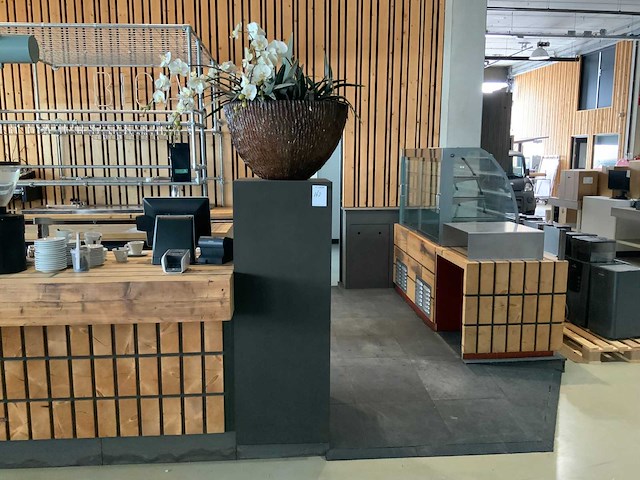 Kunststof bloemen met bloembak op presentatie kubus (2x) - afbeelding 1 van  6