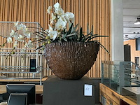 Kunststof bloemen met bloembak op presentatie kubus (2x) - afbeelding 3 van  6