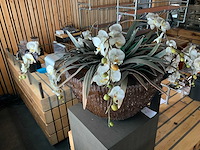 Kunststof bloemen met bloembak op presentatie kubus (2x) - afbeelding 4 van  6