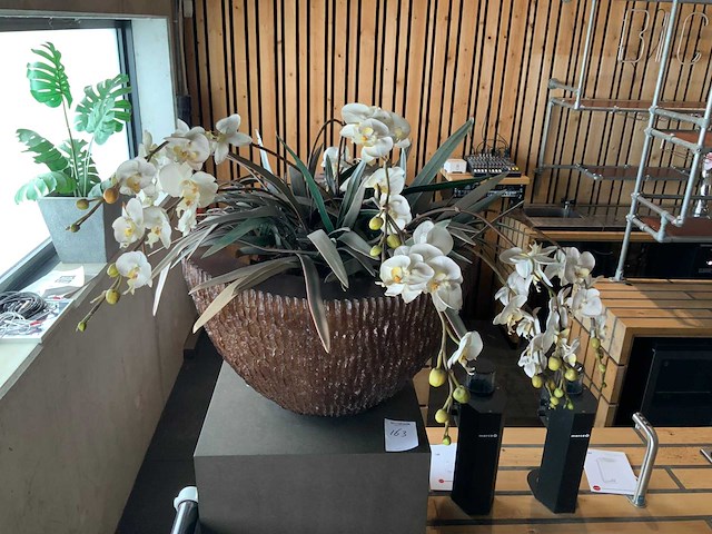 Kunststof bloemen met bloembak op presentatie kubus (2x) - afbeelding 5 van  6