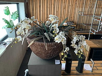 Kunststof bloemen met bloembak op presentatie kubus (2x) - afbeelding 5 van  6