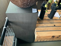 Kunststof bloemen met bloembak op presentatie kubus (2x) - afbeelding 6 van  6