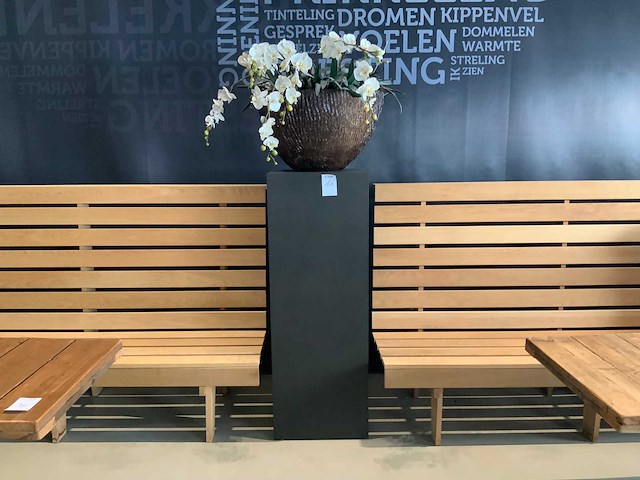 Kunststof bloemen met bloembak op presentatie kubus - afbeelding 1 van  3