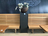 Kunststof bloemen met bloembak op presentatie kubus - afbeelding 1 van  3