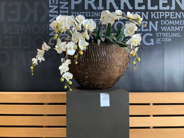 Kunststof bloemen met bloembak op presentatie kubus - afbeelding 2 van  3