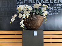 Kunststof bloemen met bloembak op presentatie kubus - afbeelding 2 van  3