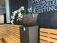 Kunststof bloemen met bloembak op presentatie kubus - afbeelding 3 van  3