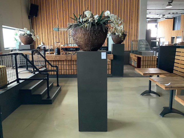 Kunststof bloemen met bloembak op presentatie kubus - afbeelding 1 van  4