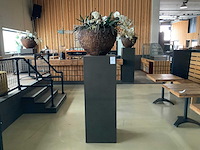 Kunststof bloemen met bloembak op presentatie kubus - afbeelding 1 van  4