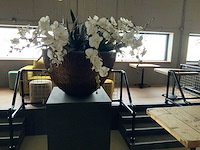 Kunststof bloemen met bloembak op presentatie kubus - afbeelding 2 van  4