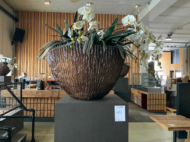 Kunststof bloemen met bloembak op presentatie kubus - afbeelding 3 van  4