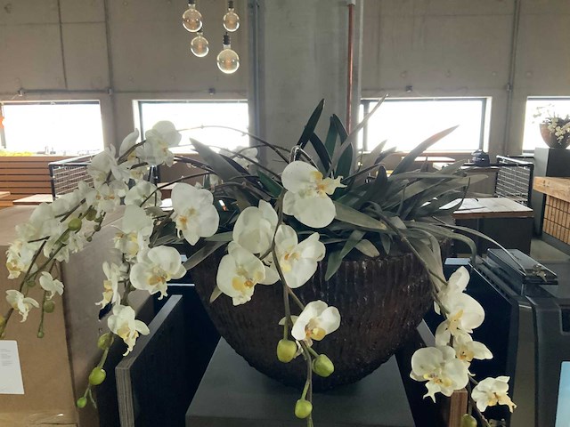 Kunststof bloemen met bloembak op presentatie kubus - afbeelding 4 van  4