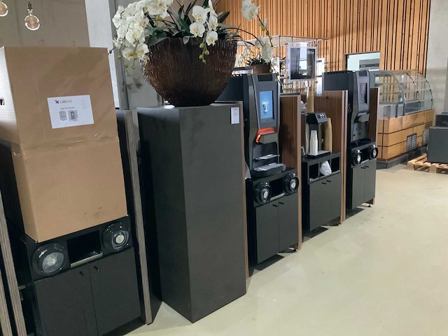 Kunststof bloemen met bloembak op presentatie kubus - afbeelding 1 van  3