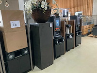 Kunststof bloemen met bloembak op presentatie kubus - afbeelding 1 van  3