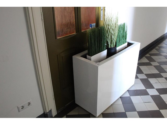Kunststof bloemenbak met kunststof planten. afmeting 94 x 38 x 72 cm. - afbeelding 1 van  2