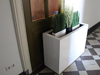 Kunststof bloemenbak met kunststof planten. afmeting 94 x 38 x 72 cm. - afbeelding 1 van  2